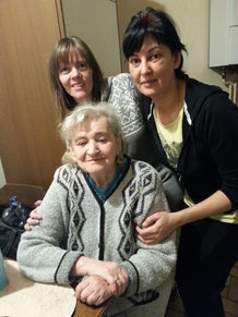 Unsere Gebietsleiterin, Frau DGKS Tanja Hofbauer, mit Frau Gertrude S. und unserer Personenbetreuerin aus Rumänien, Frau Mirela Ilie